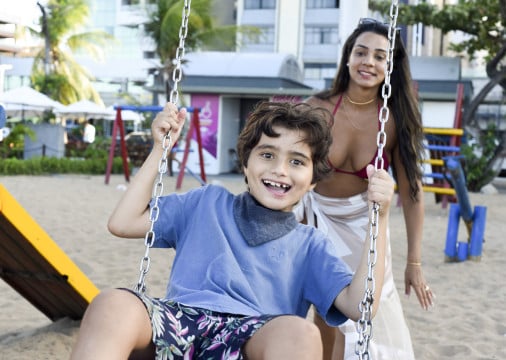 ￼PARQUINHO na Beira-Mar. Tatiane Lima, 35, levou o filho, Kauan, 7, para se divertir