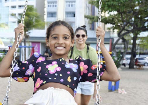 Parquinho na Beira-Mar. Na foto, Wanglênia da Silva Machado (34 anos) e sua filha, Sara da Silva Nobre (10 anos). Foto Nayana Melo,Especial para O Povo (10)