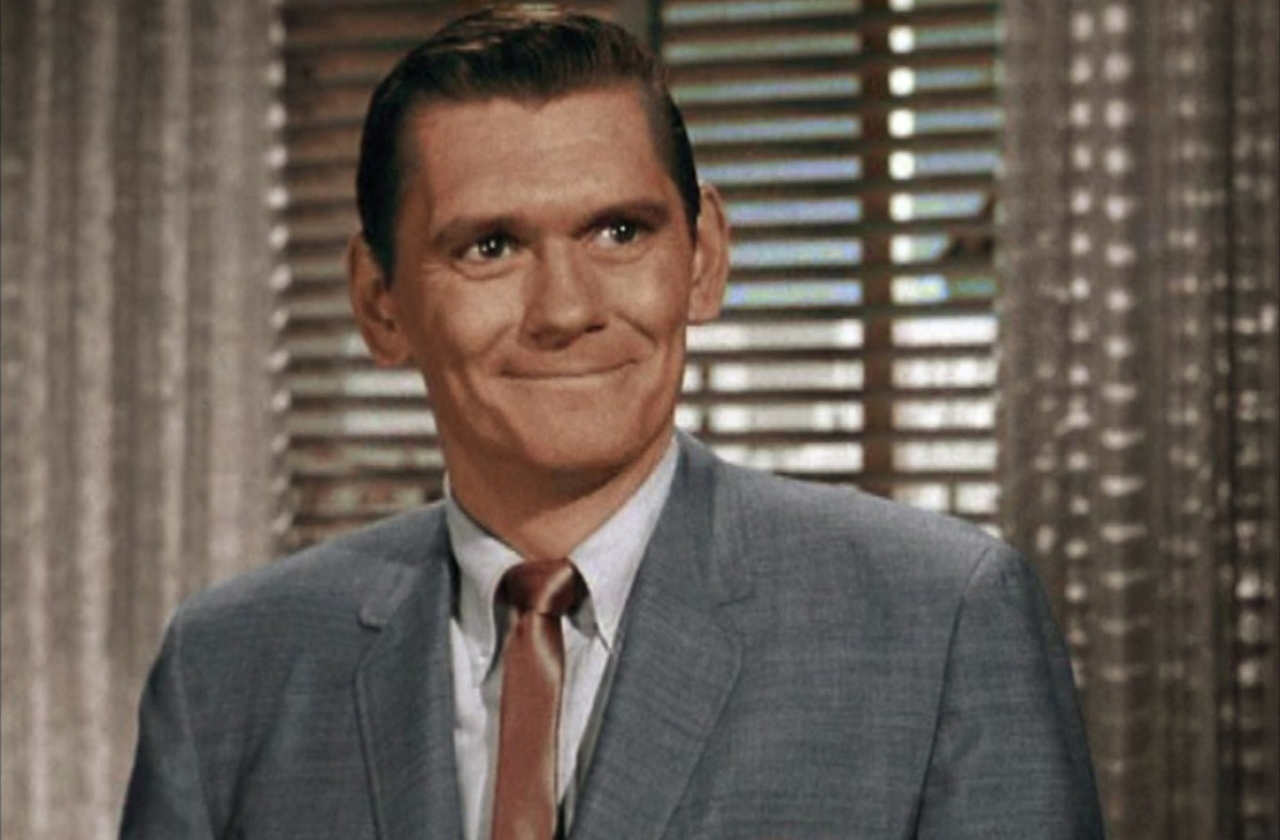 Dick York foi o primeiro Darren, escolhido após a saída de Dick Sargent, que estava envolvido em outro projeto no início. York permaneceu por anos no papel, mas enfrentou problemas de saúde e um acidente que o afastaram da produção.