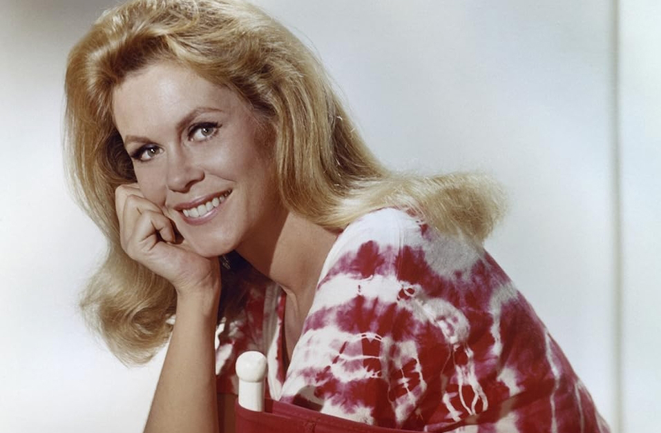 Samantha, interpretada por Elizabeth Montgomery, tornou-se ícone da televisão da época, pois sua personagem equilibrava magia e vida doméstica, refletindo dilemas modernos com charme.