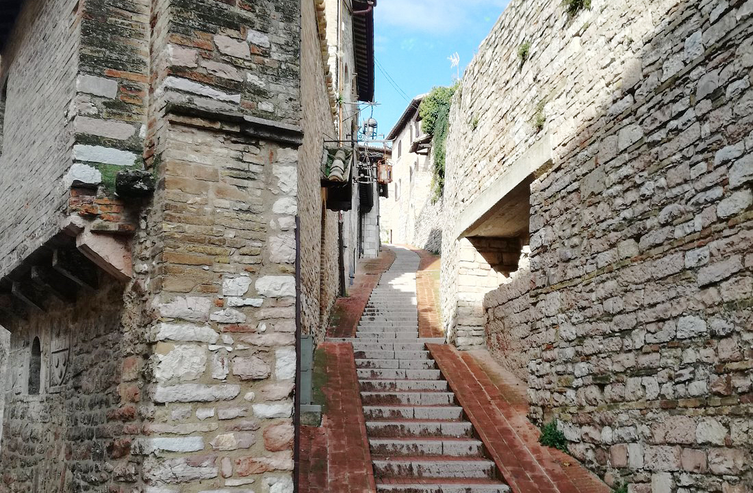 O centro histórico de Assis é um labirinto de ruas de pedra, praças encantadoras e construções medievais. Caminhar por ele é como viajar no tempo, com cada esquina revelando uma nova história.