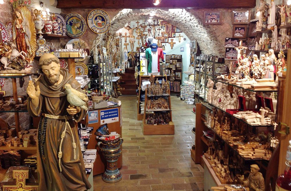 Assis mantém viva a tradição artesanal com produtos em cerâmica, bordados e artigos religiosos. As lojas locais oferecem peças únicas que refletem a cultura e espiritualidade da cidade.