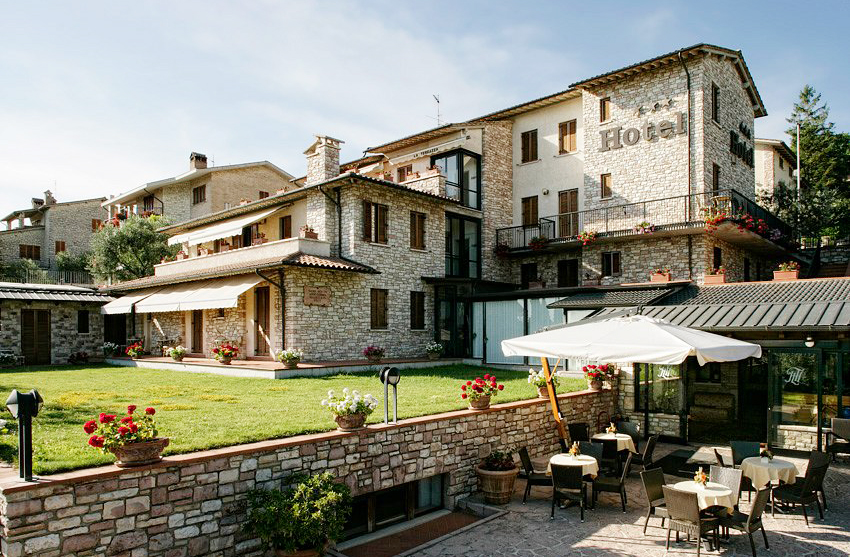 Assis oferece uma ampla gama de hospedagens, desde hotéis boutique até conventos que recebem peregrinos. A hospitalidade local é marcada pela gentileza e acolhimento espiritual.