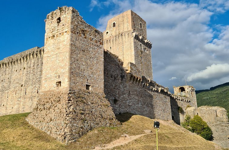 Durante a Idade Média, foi palco de intensas disputas entre guelfos (favoráveis ao papa) e gibelinos (favoráveis ao imperador). Essas lutas moldaram a arquitetura defensiva da cidade, com muralhas e fortalezas como a Rocca Maggiore.