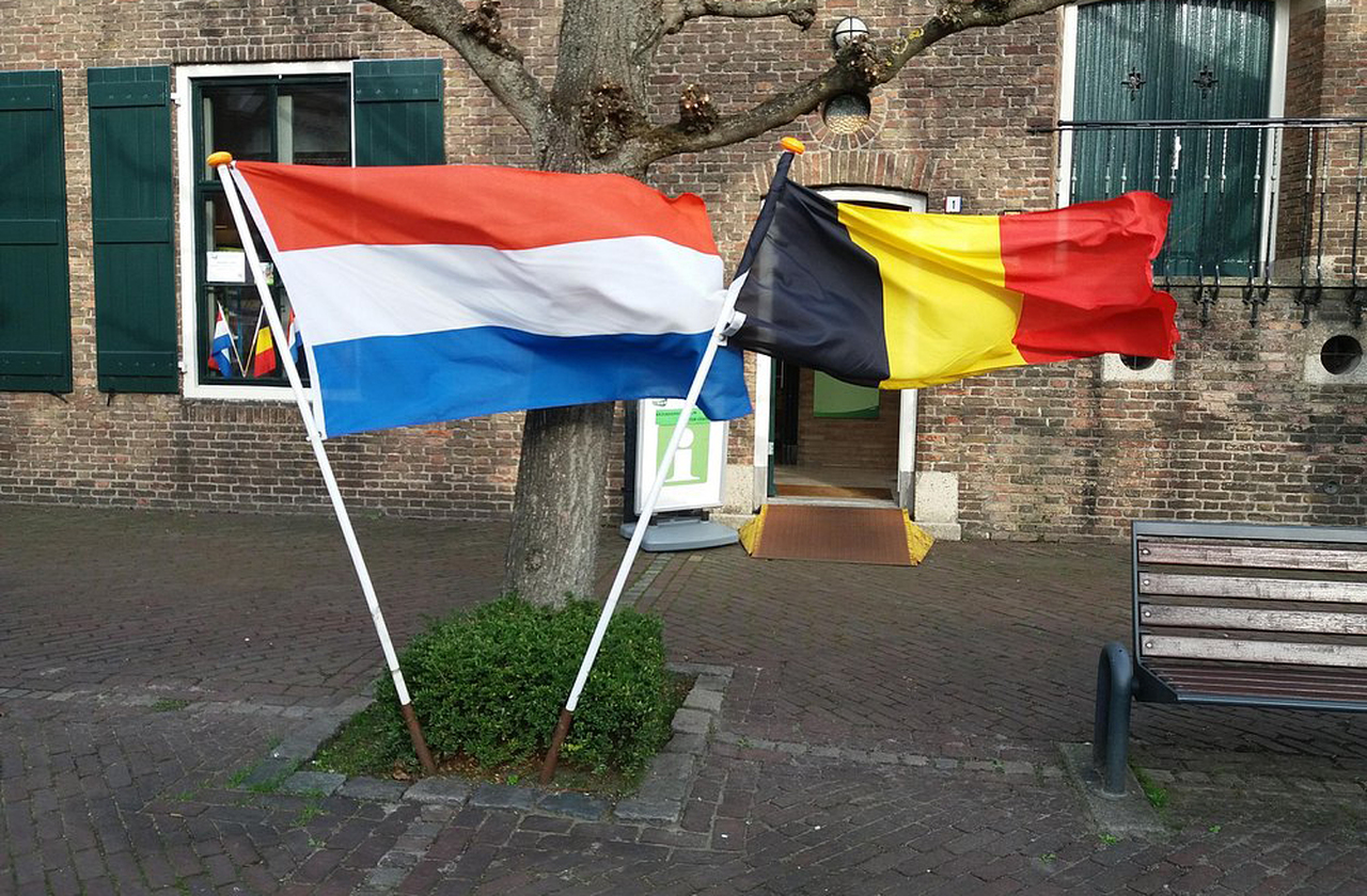 A origem dessa divisão remonta à Idade Média, quando lotes de terras foram divididos entre famílias da aristocracia local. Baarle-Hertog (hertog quer dizer duque em holandês) foi propriedade do duque de Brabante, e Baarle-Nassau, pertencente à Dinastia Nassau. Quando a Bélgica se tornou independente dos Países Baixos, em 1831, as fronteiras não foram claramente definidas. 

