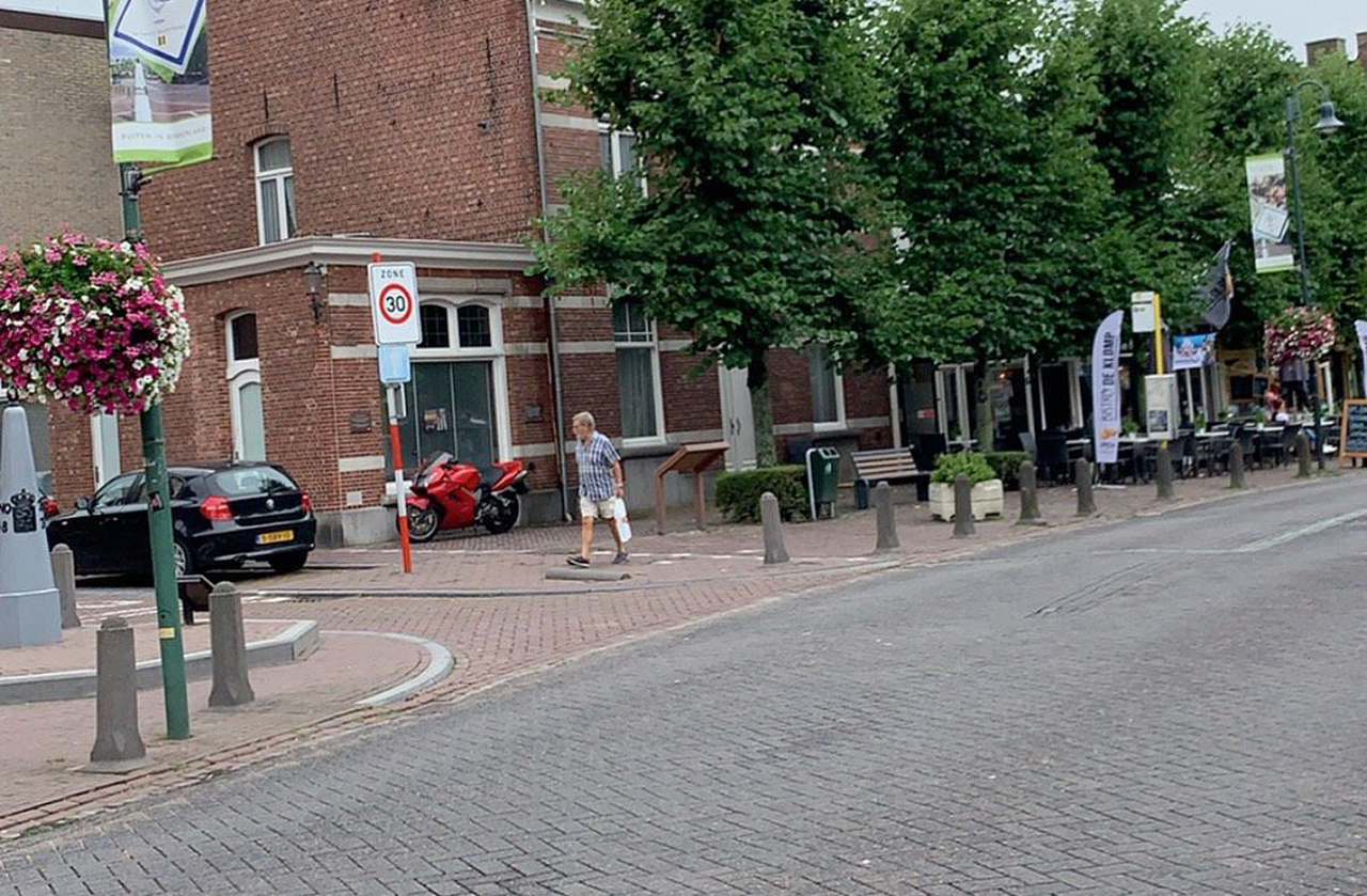 No tocante ao turismo, trata-se, portanto, de uma das principais atividades da cidade. Visitantes de todo o mundo vêm para caminhar pelas ruas e experimentar a sensação de estar em dois países ao mesmo tempo, tornando Baarle um destino singular na Europa.
