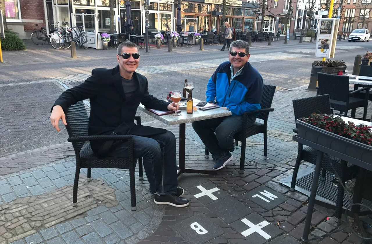 Restaurantes e cafés aproveitam a fronteira para criar experiências únicas. É possível pedir uma refeição sentado em uma mesa na Bélgica e receber a sobremesa já estando na Holanda, sem precisar mudar de estabelecimento.
