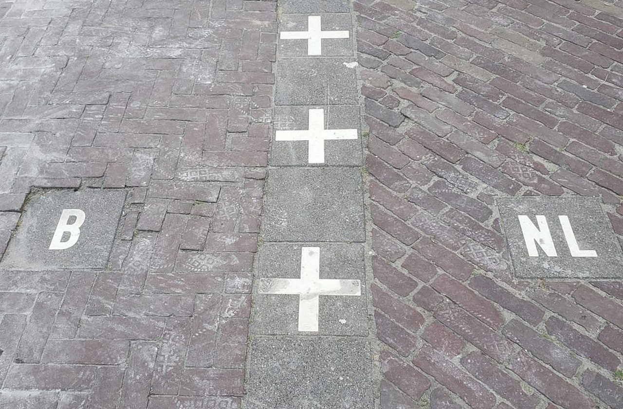 Recanto sossegado no norte da Europa, Baarle é oficialmente composta por duas partes: Baarle-Hertog, pertencente à Bélgica, e Baarle-Nassau, na Holanda. Essa divisão cria uma cidade com duas administrações, mas uma só comunidade, onde os moradores convivem sem barreiras físicas além das linhas demarcadas no chão.

