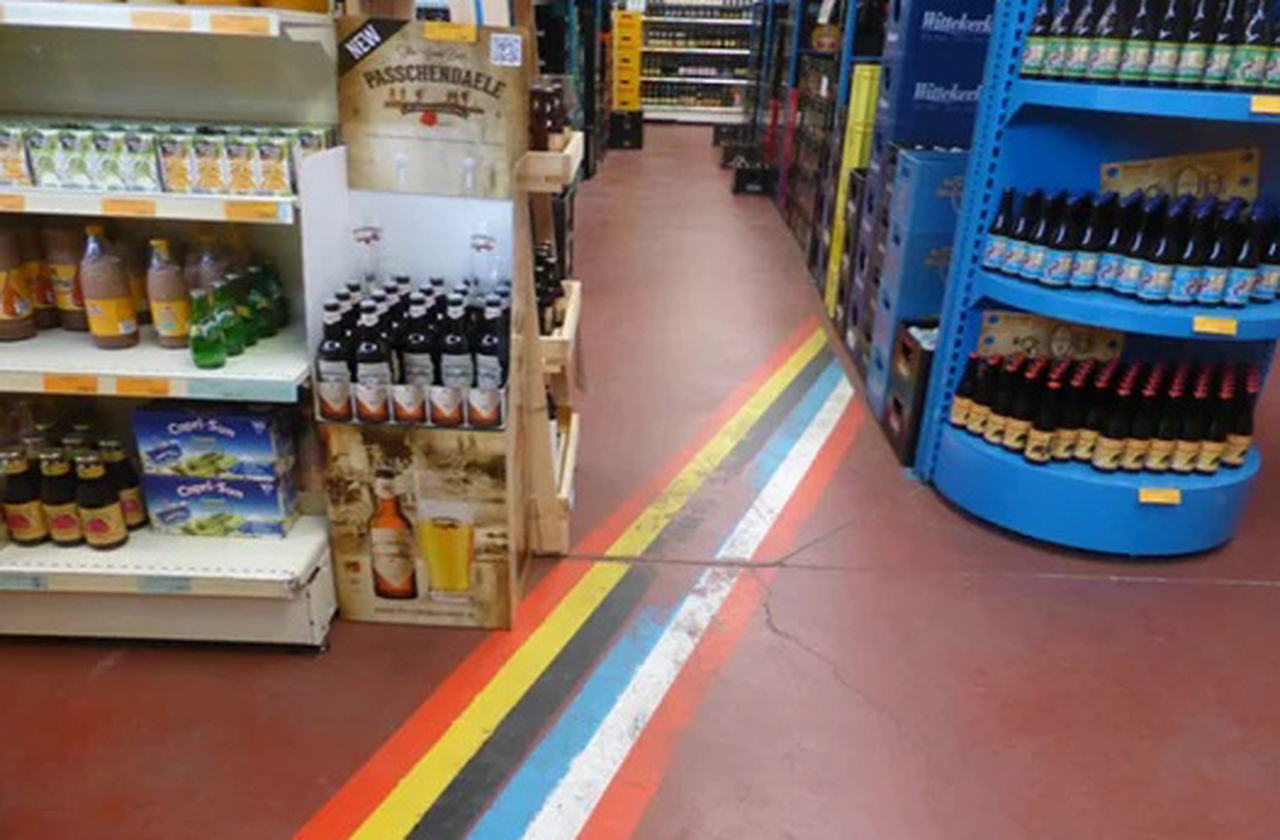 O comércio local aproveita a divisão. Algumas lojas têm duas caixas registradoras, uma para cada país, pois impostos e regras de venda variam conforme o lado da fronteira. Comprar um produto pode significar pagar valores diferentes dependendo de onde a pessoa está.