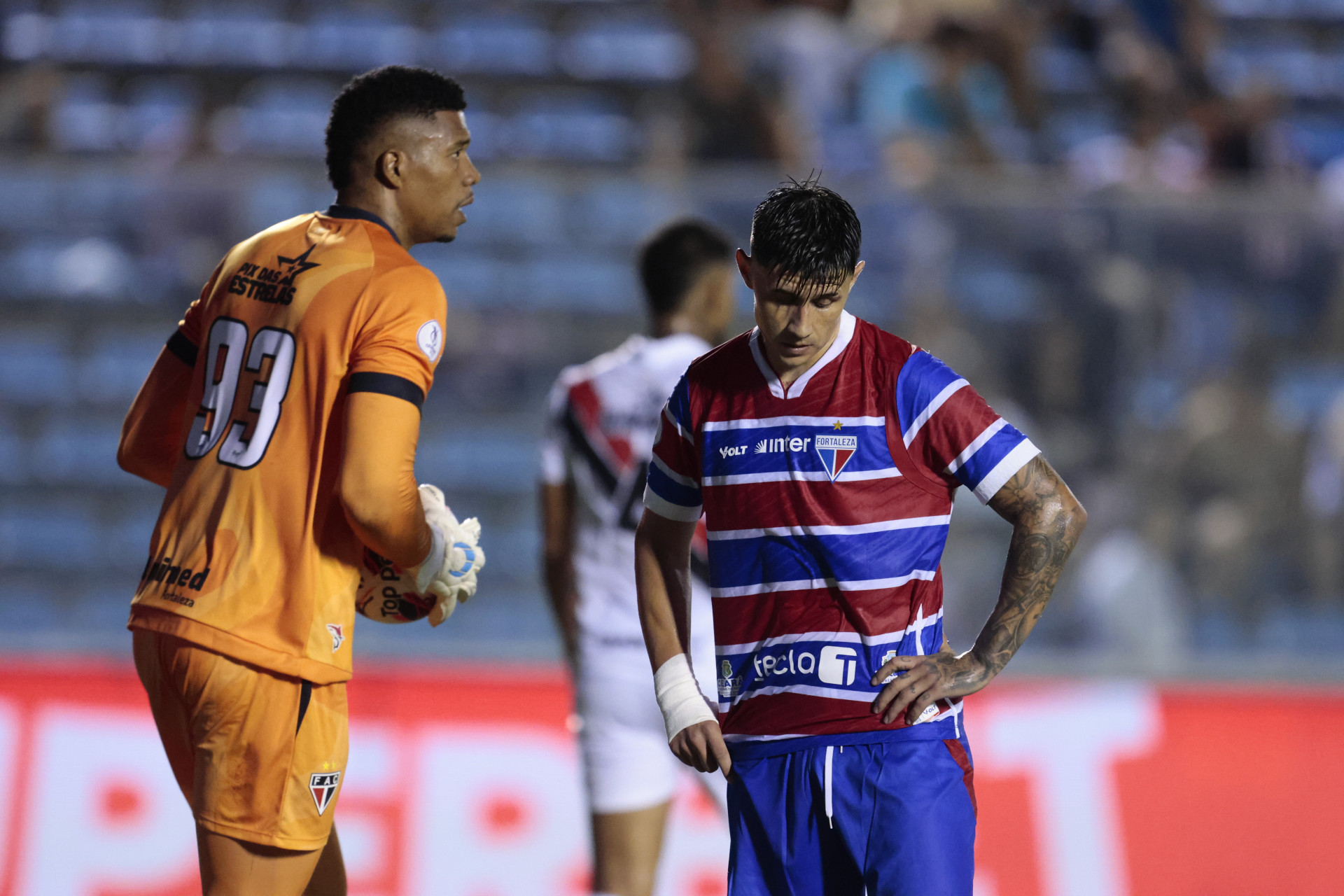 Bareiro, atacante do Fortaleza e Sivaldo, goleiro 
do Ferroviário (Foto: Samuel Setubal)