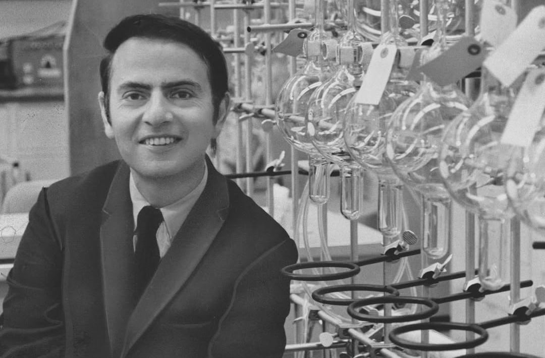 Carl Sagan não se limitou ao ofício de cientista — ele foi um poeta do universo. Com mais de 600 artigos científicos e 20 livros publicados, transformou a astronomia em narrativa acessível. Sua série 