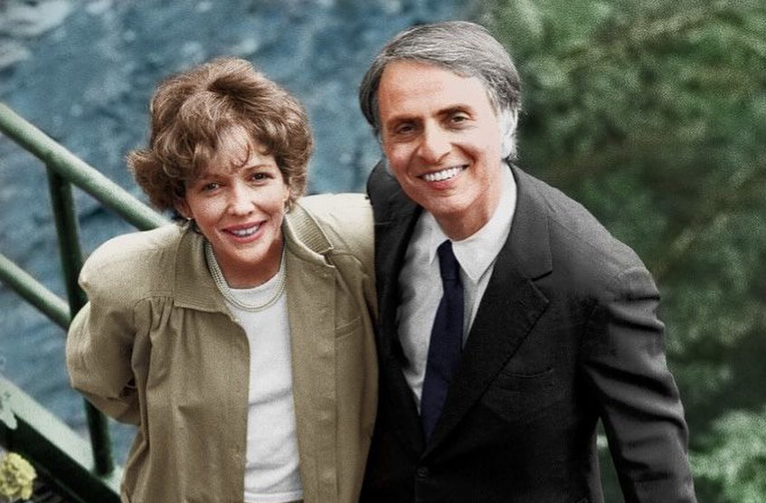 Ann Druyan, sua esposa, dizia que ele ditava com clareza impressionante. Seus colegas afirmavam que sua fala já vinha em estilo literário, pronta para ser publicada.