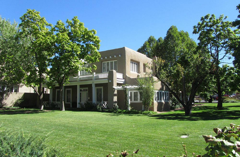 Casa de Georgia O’Keeffe (Santa Fé, Estados Unidos): A casa da artista modernista americana mostra sua conexão com a natureza do Novo México. O museu exibe obras, objetos pessoais e paisagens que inspiraram suas artes.
