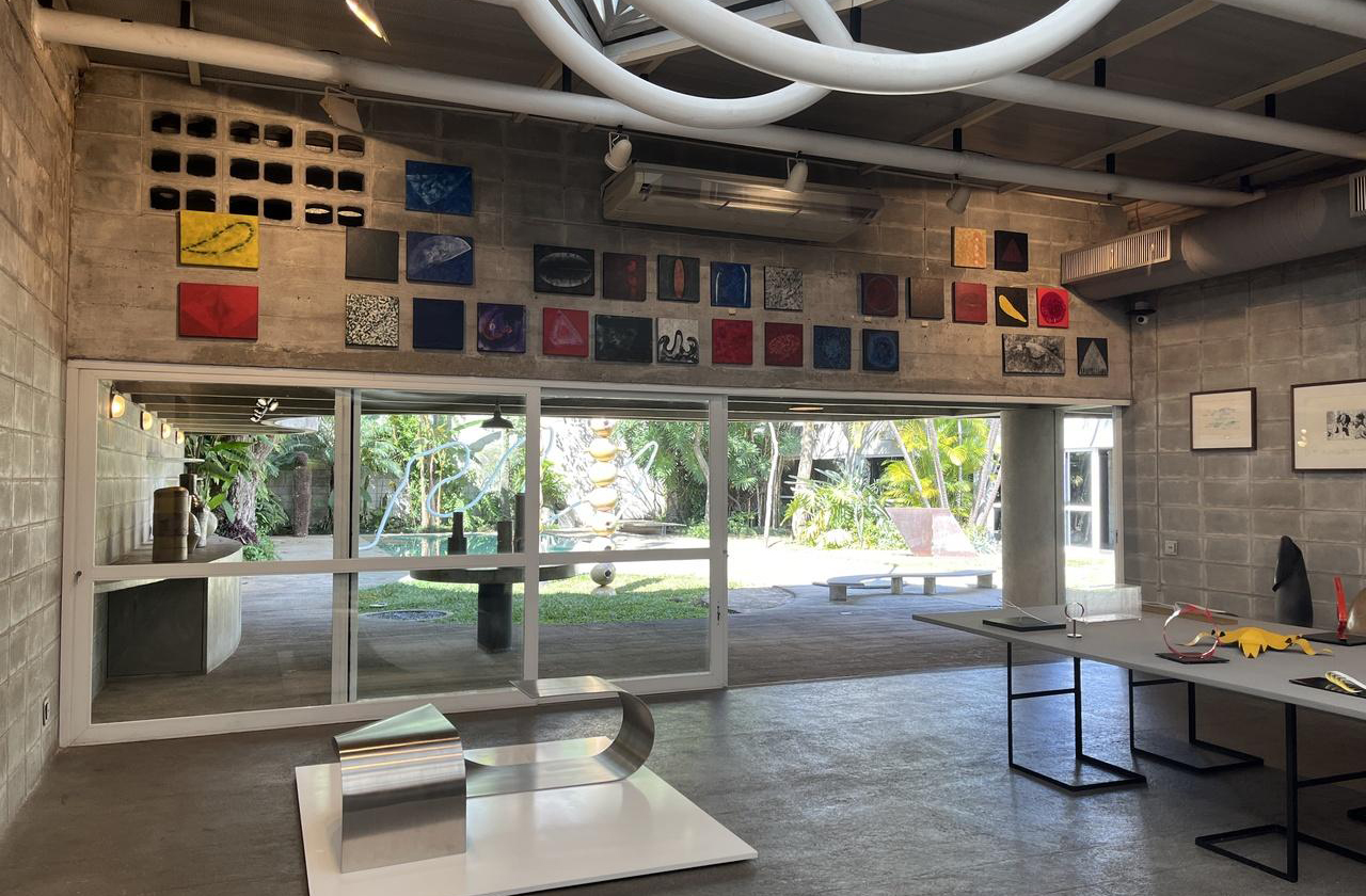 Casa de Tomie Ohtake (São Paulo, Brasil): Aberta ao público pela primeira vez em 2024, a casa-ateliê da artista nipo-brasileira foi projetada por seu filho Ruy Ohtake. O espaço exibe obras e tem jardim idealizado com Burle Marx.