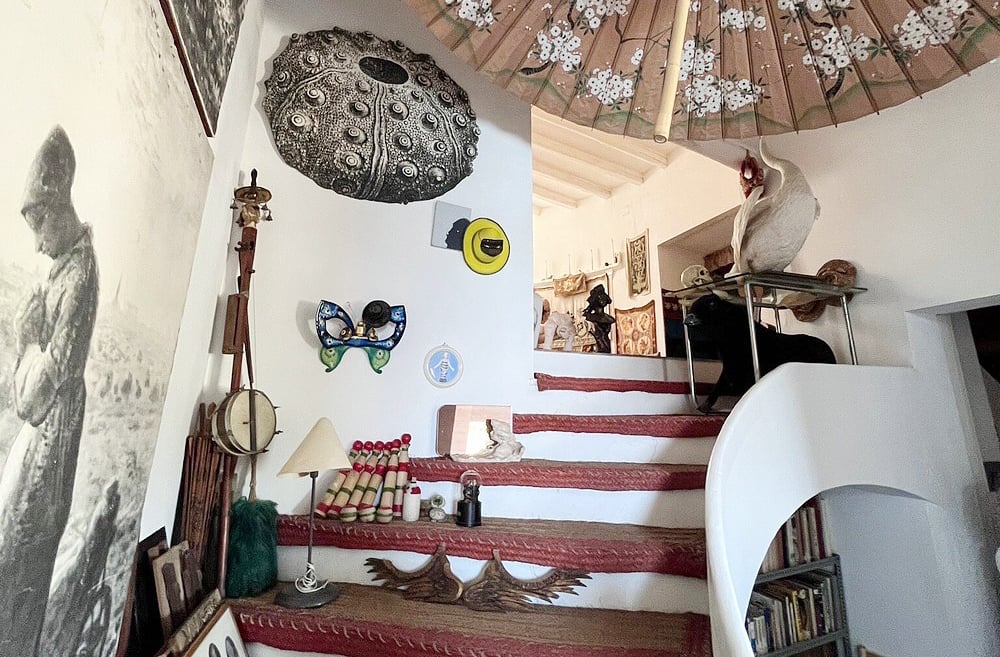 Ao redor do mundo, artistas deixaram rastros profundos em seus espaços pessoais — e muitos deles abriram suas portas para que o público possa sentir de perto a vibração da arte que ali nasceu. De Salvador Dalí a Tomie Ohtake, de Pablo Neruda a Portinari, cada casa é um mergulho na alma do criador.