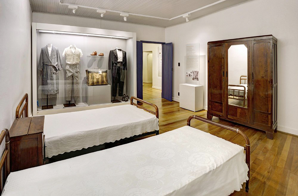 Esta galeria é um convite para viajar por casas que se tornaram muito mais do que moradias: foram templos criativos, refúgios emocionais e laboratórios de genialidade. Prepare-se para conhecer 20 casas de artistas que se tornaram museus vivos, onde a arte continua pulsando, inspirando e emocionando.