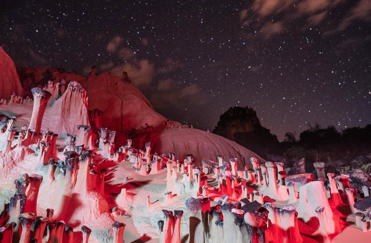 Segundo os pesquisadores, as condições climáticas da região — marcada por chuvas sazonais intensas e longos períodos de seca — favorecem a formação desse tipo de estrutura. A alternância entre erosão hídrica e eólica contribui para o desgaste seletivo das rochas.