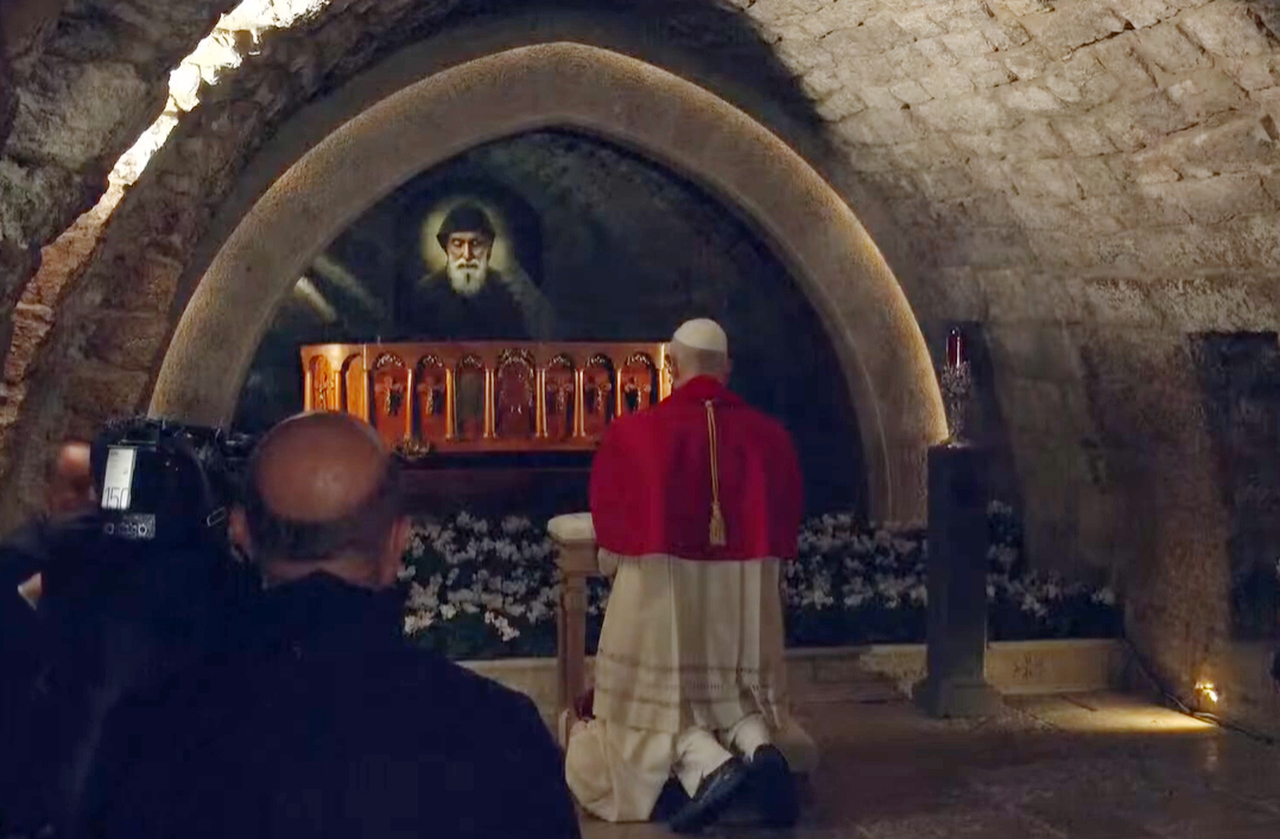 A ida de Leão 14 ao túmulo de São Charbel em 1º de dezembro de 2025 marcou a primeira vez que um Papa esteve fisicamente no local. O gesto foi recebido como sinal de esperança para o Líbano, mergulhado em crise. A visita integrou sua primeira viagem apostólica fora da Itália.