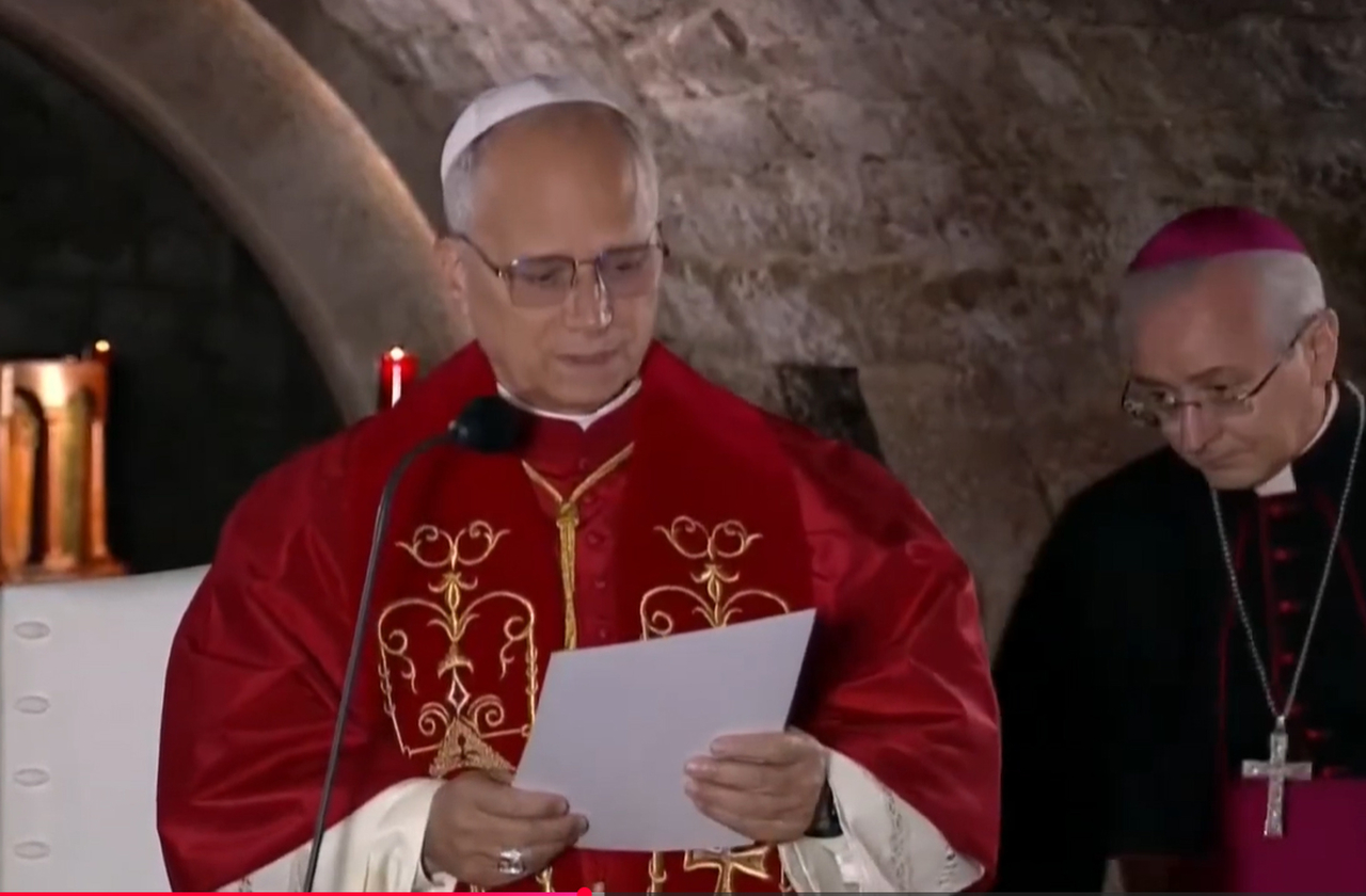 O Papa rezou pela paz e união do Líbano, país marcado por crises profundas. Ele destacou que São Charbel ensina oração, silêncio e humildade a um mundo barulhento e dividido. A atitude reforçou sua mensagem de reconciliação regional.