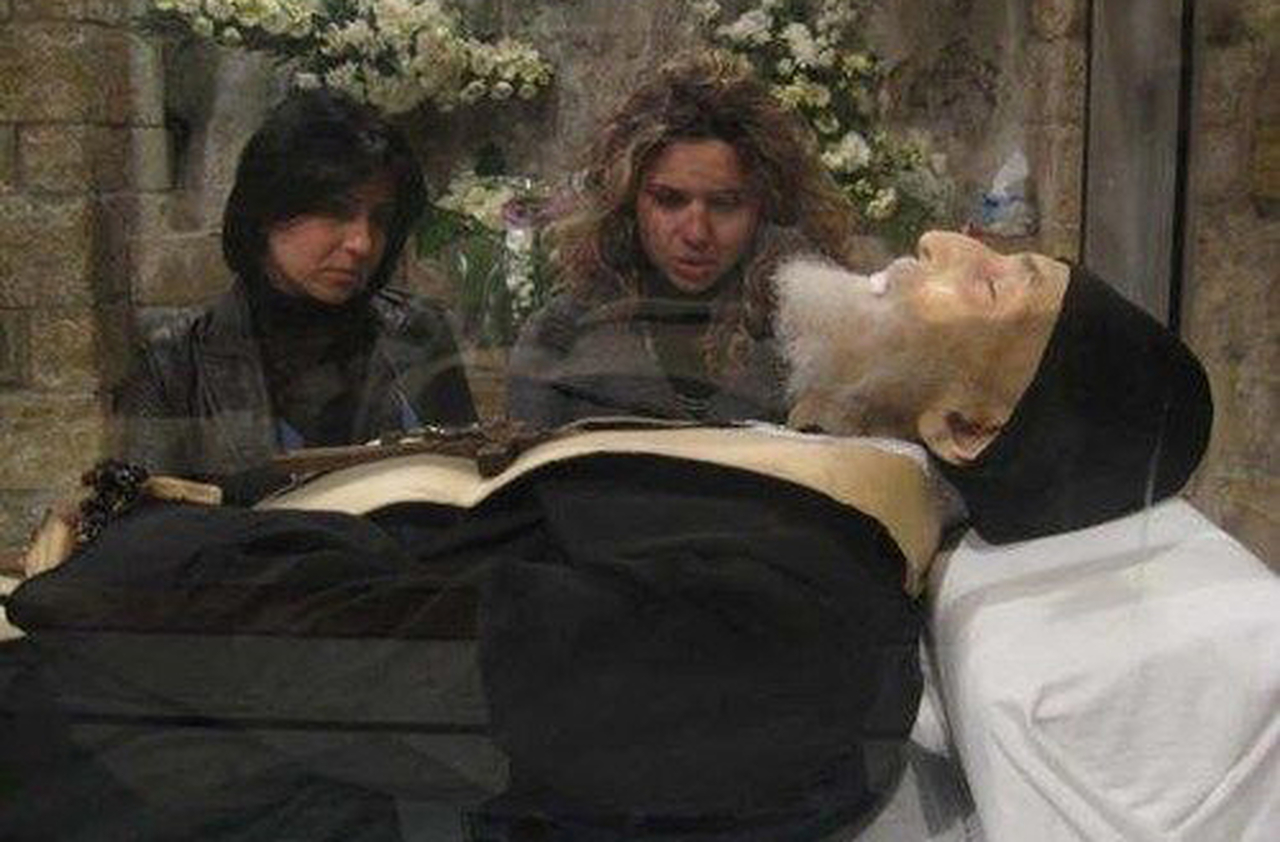 Após sua morte, o corpo de São Charbel permaneceu incorrupto por décadas, atraindo peregrinos e estudiosos. Esse fenômeno aumentou sua fama internacional. O túmulo tornou-se destino de milhões de devotos ao longo dos anos.