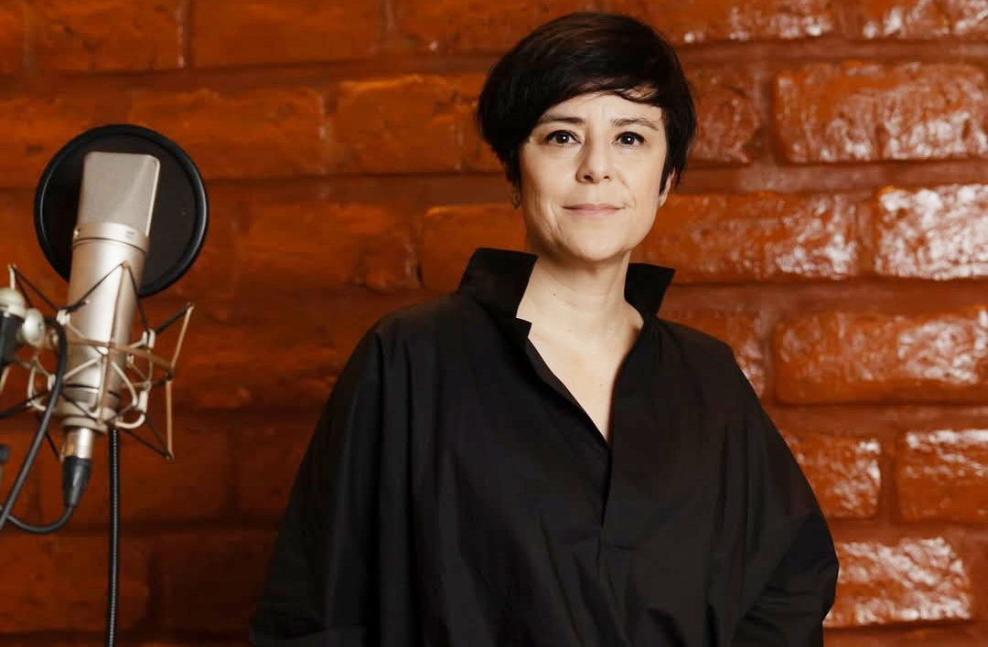 Fernanda Takai: Vocalista da banda Pato Fu desde os anos 1990, lançou carreira solo em 2007 com grande sucesso e já foi indicada ao Grammy Latino. Visitou o Japão pela primeira vez aos 35 anos e desde então mantém forte vínculo com a cultura de lá, inclusive cantando em japonês.