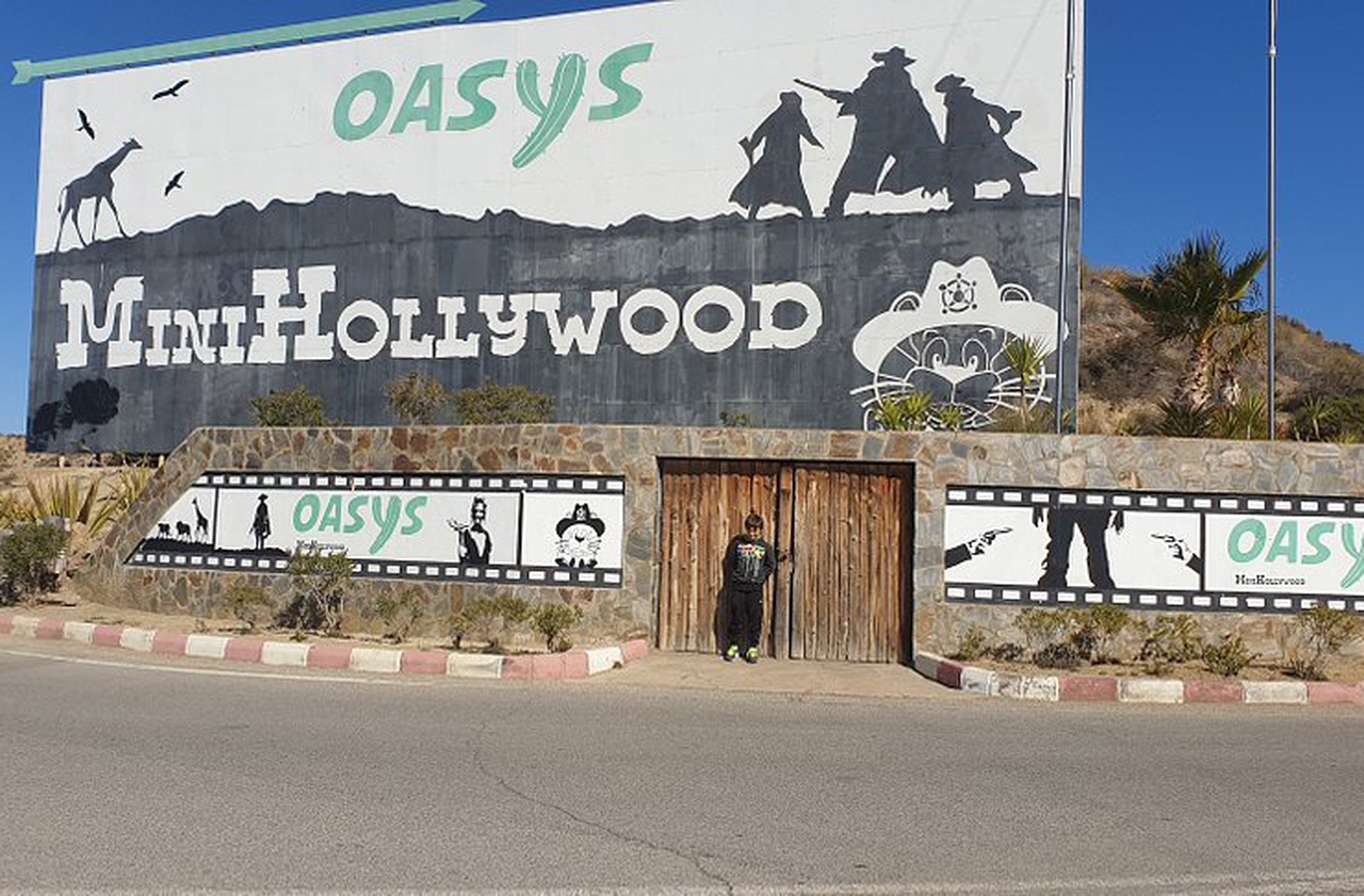 O turismo cinematográfico impulsiona a região de Almería: hotéis, restaurantes e guias vivem da curiosidade dos visitantes. O deserto é fonte de renda e orgulho para os moradores, exemplificando como a cultura pode transformar territórios áridos.