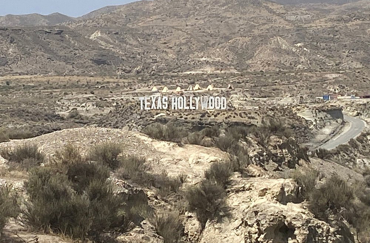 Símbolo da Andaluzia, o Deserto das Tabernas ostenta uma fama que ultrapassa fronteiras e inspira artistas. É lembrado como o “Hollywood europeu”, um verdadeiro patrimônio cultural que une natureza e cinema.