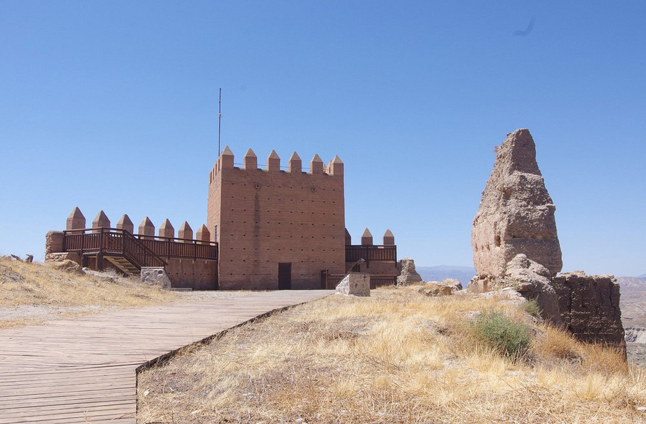 Além do cinema, o deserto fascina pelo Castillo de Tabernas. Trata-se de um castelo medieval situado no topo de uma colina, perto do município de Tabernas. Originalmente usado como uma fortaleza militar, mais tarde serviu como prisão e local de refúgio. Hoje, é uma atração turística popular, aberta ao público para explorar sua história e as vistas panorâmicas do deserto circundante. 