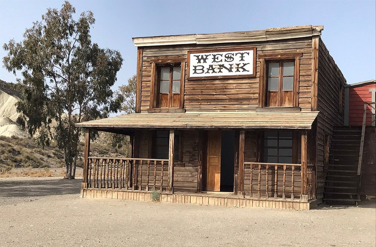 O Deserto das Tabernas foi palco de inúmeros filmes de faroeste. Entre eles estão produções clássicas como Por um Punhado de Dólares e O Bom, o Mau e o Feio, que aproveitaram sua paisagem árida e singular. A semelhança com o Velho Oeste americano atraiu diretores em busca de autenticidade, transformando o local em um verdadeiro ícone do cinema mundial.
