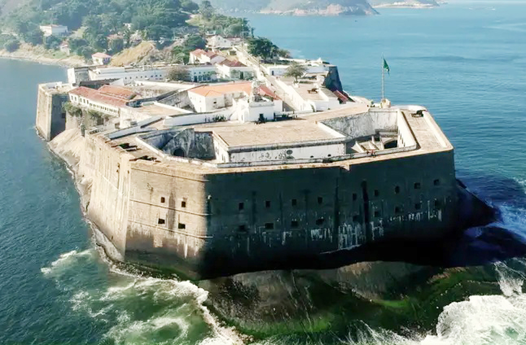 Principal defesa da Baía de Guanabara por séculos, a Fortaleza de Santa Cruz da Barra fica localizada em Niterói e é uma das mais imponentes estruturas militares do Brasil. Tem arquitetura imponente e vista estratégica da entrada da baía. Essencial para a proteção da capital do Império, ficou ativa até 1955 e hoje é ponto turístico e histórico.