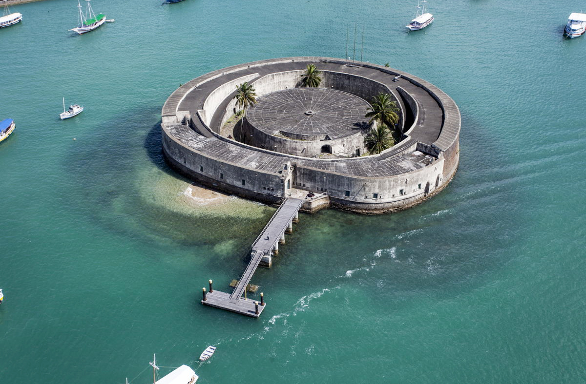 Único forte circular do Brasil, construído em 1623 na Baía de Todos os Santos, o Forte São Marcelo, na Bahia, já foi prisão e ponto de defesa naval; atualmente está fechado para restauração. Conhecido como Fortaleza do Mar, fica sobre um banco de areia circular e tem grande valor simbólico e arquitetônico.