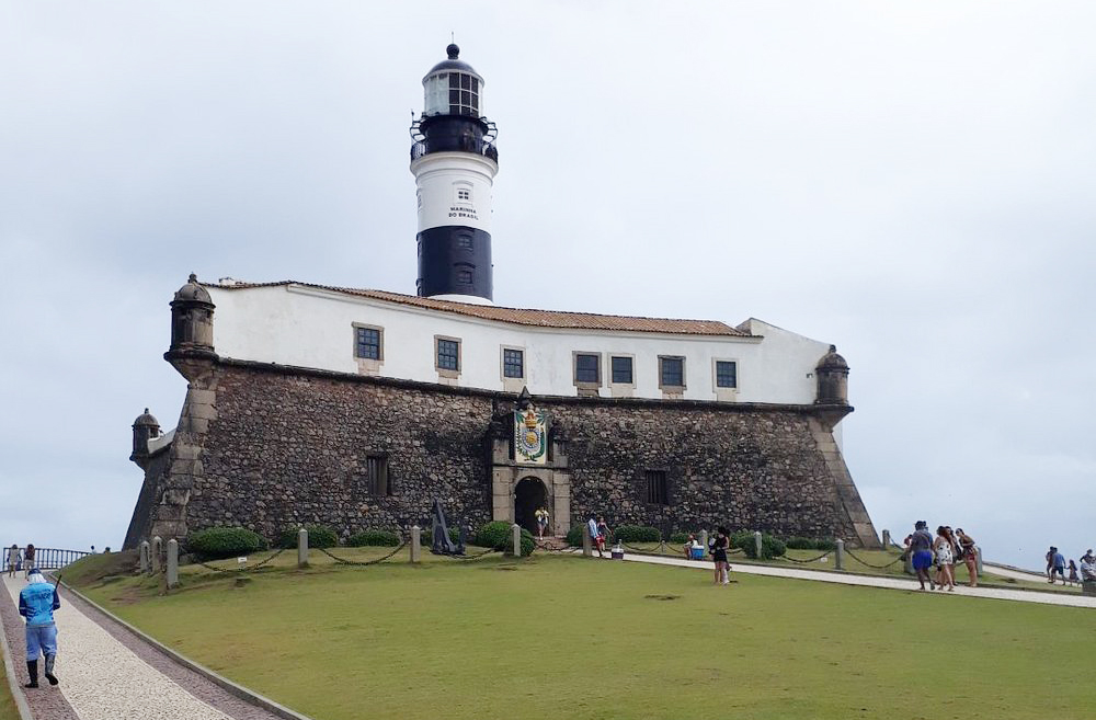 Erguido em 1696, o Forte de Santo Antônio da Barra, também na Bahia, abriga o Farol da Barra e o Museu Náutico do estado. É um dos cartões-postais de Salvador e símbolo da navegação brasileira.