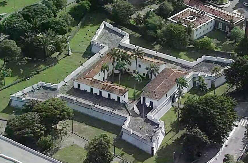 O Forte das Cinco Pontas, em Pernambuco, foi construído pelos holandeses em 1630 e tornou-se palco da rendição em 1654. Reformado pelos portugueses, hoje abriga o Museu da Cidade do Recife, com exposições sobre a história local. 

