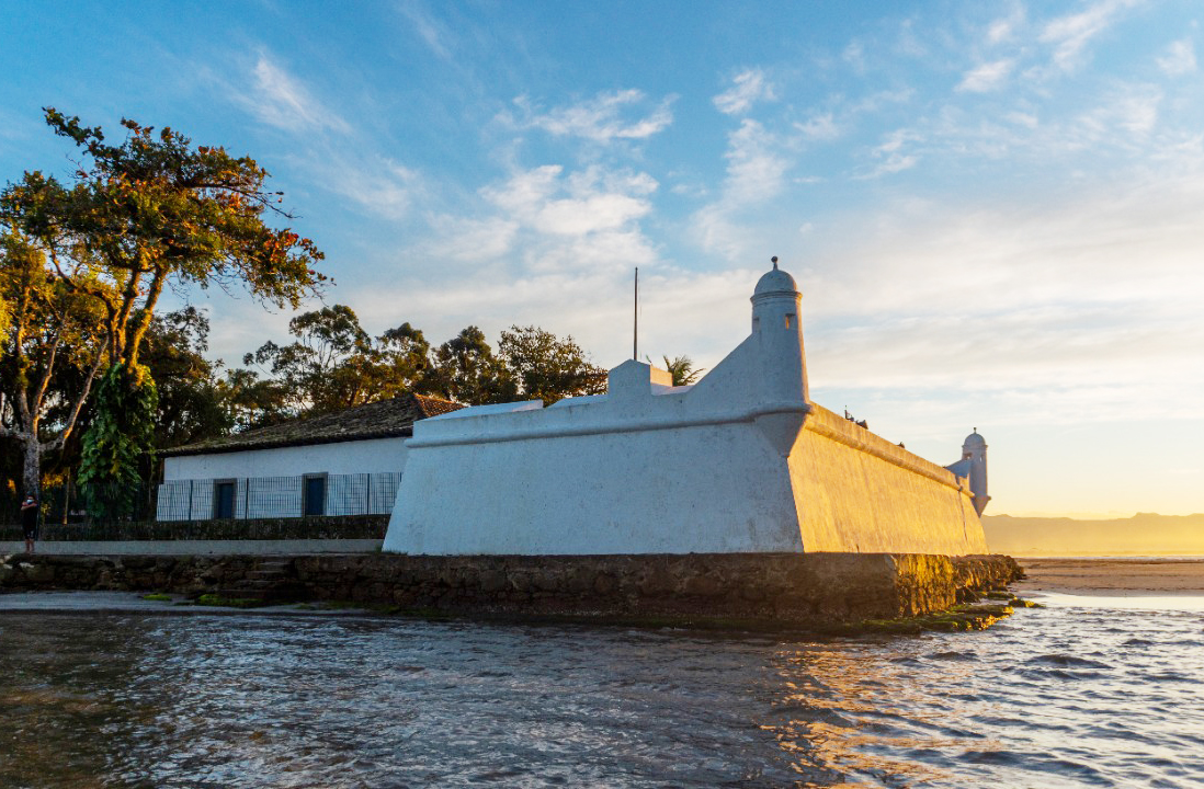 Construído em 1532, o Forte São João da Bertioga é o primeiro do Brasil. Localizado em São Paulo, preserva a memória da colonização portuguesa e é tombado como patrimônio histórico. Desde 2014, está rodeado pelo Parque dos Tupiniquins e é candidato a Patrimônio Mundial pela Unesco
