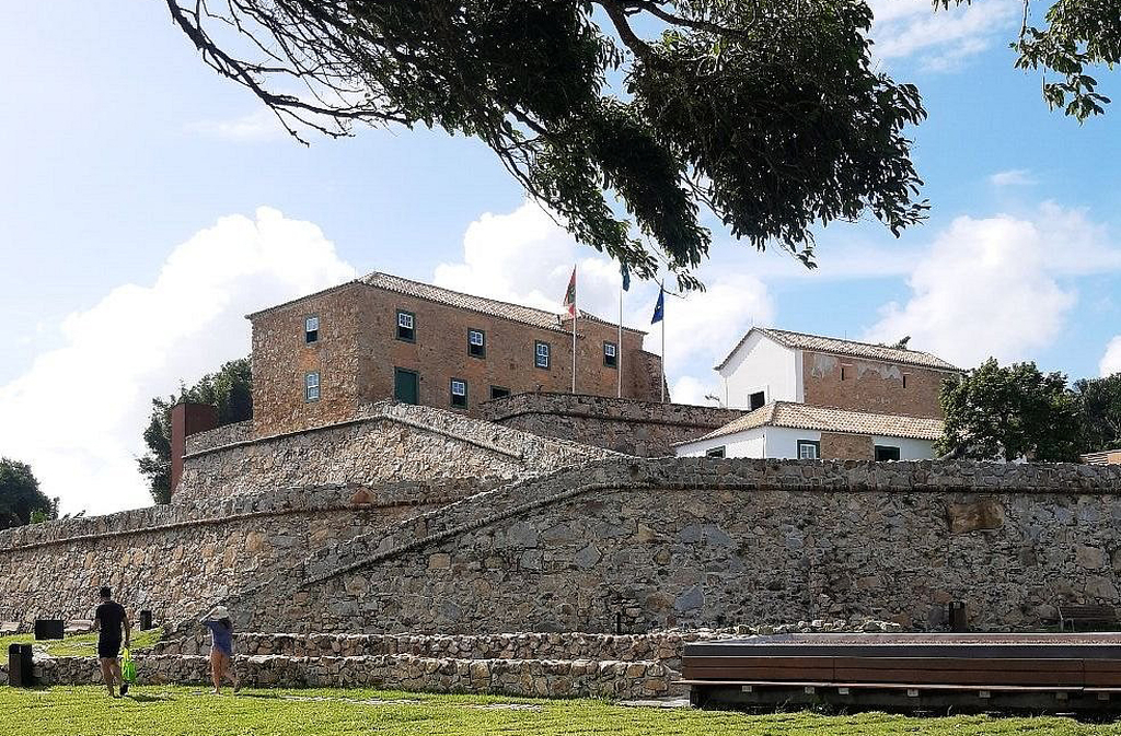 Localizado em Florianópolis, o Forte São José da Ponta Grossa foi construído em 1740 a fim de proteger a costa de Santa Catarina. Hoje é aberto ao público e oferece vista para Jurerê. A Capela de São José, dentro do forte, é a única do sistema defensivo da ilha que ainda mantém sua função original.
