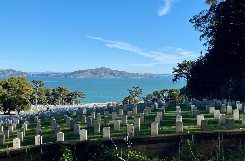 Desde 1902, é proibido enterrar pessoas dentro dos limites de San Francisco devido à escassez de espaço urbano. A maioria dos cemitérios foi transferida para cidades vizinhas, como Colma, conhecida como “a cidade dos mortos”.