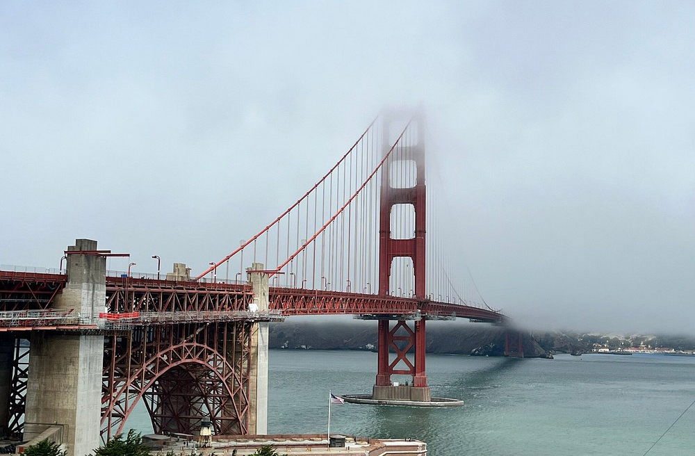 San Francisco é famosa por sua neblina característica, apelidada carinhosamente de Karl, que cobre a cidade em dias frios. Além disso, é uma cidade única com mais de 50 colinas, que moldam sua paisagem urbana e oferecem vistas espetaculares da baía.