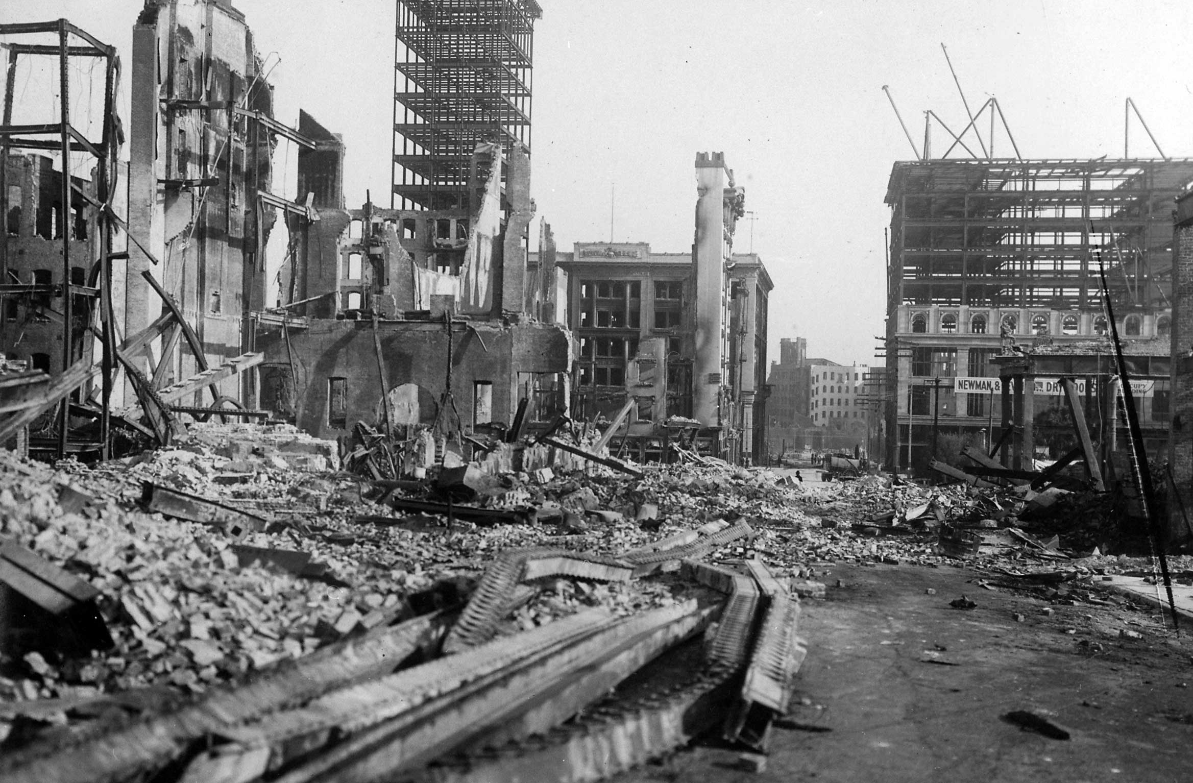 Um dos maiores desastres naturais da história dos Estados Unidos, o terremoto de 1906 destruiu grande parte da cidade. Os tremores, seguidos por incêndios devastadores, causaram pavor e deixaram milhares de desabrigados.