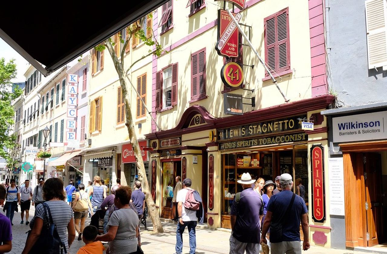 A Main Street é a principal avenida comercial de Gibraltar. Repleta de lojas duty-free, atrai visitantes em busca de produtos com preços competitivos. Além das compras, a rua é um passeio agradável, com arquitetura colonial britânica e cafés charmosos.