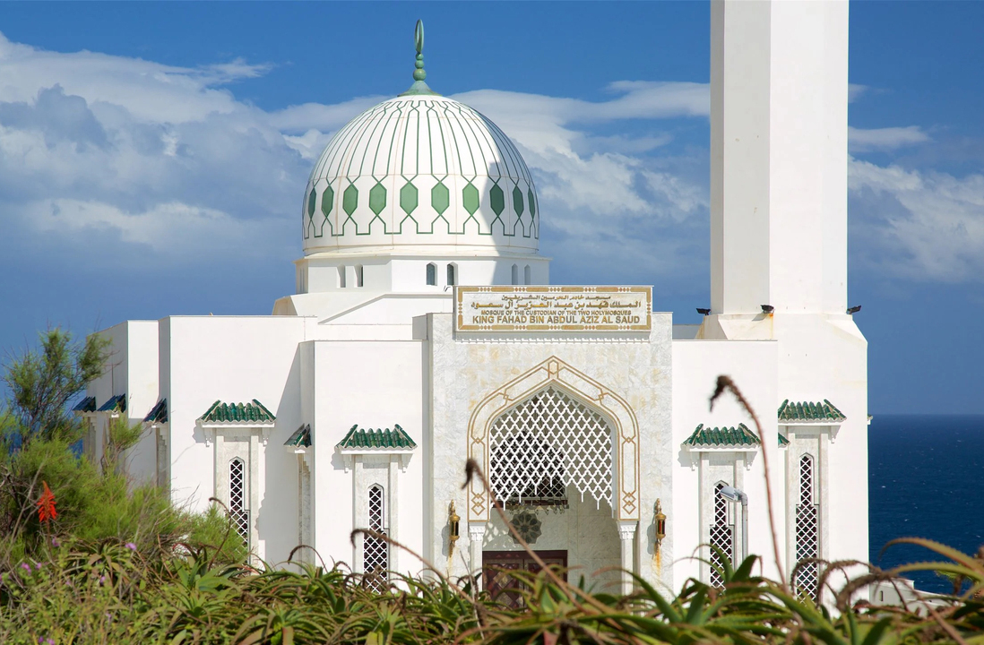 Inaugurada em 1997, a Ibrahim-al-Ibrahim é uma das maiores mesquitas da Europa fora do mundo islâmico. Foi um presente do rei Fahd da Arábia Saudita. Sua arquitetura impressiona e simboliza a convivência de diferentes religiões em Gibraltar.