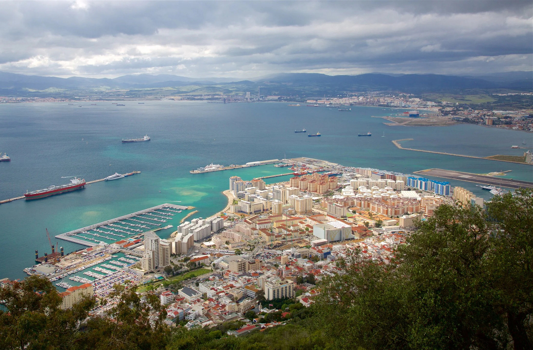 Gibraltar é um território pequeno em extensão, mas gigantesco em curiosidades e importância estratégica. Localizado no extremo sul da Península Ibérica, é famoso pelo seu imponente rochedo e pelo estreito que conecta mares. Tradição e modernidade lado a lado, com um aeroporto atravessado por avenida e uma cultura vibrante que reflete séculos. 