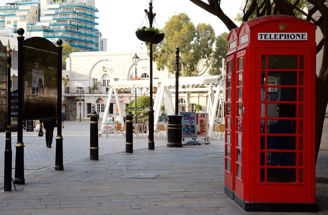 Embora seja um território britânico ultramarino, Gibraltar tem sua soberania contestada pela Espanha. Contudo, referendos realizados mostraram que a população deseja permanecer sob administração britânica. Essa disputa geopolítica, inclusive, continua sendo tema de debates internacionais.