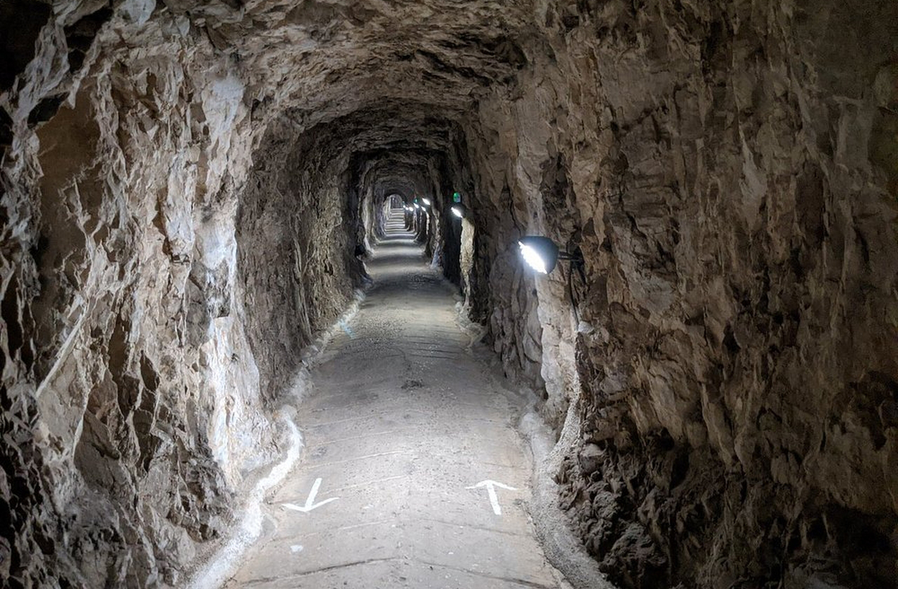 Gibraltar tem uma longa tradição militar, sendo uma base estratégica britânica desde 1713. Durante a Segunda Guerra Mundial, seus túneis foram ampliados para abrigar soldados e equipamentos. A posição geográfica fez do território, portanto, um ponto crucial para controle do acesso ao Mediterrâneo.