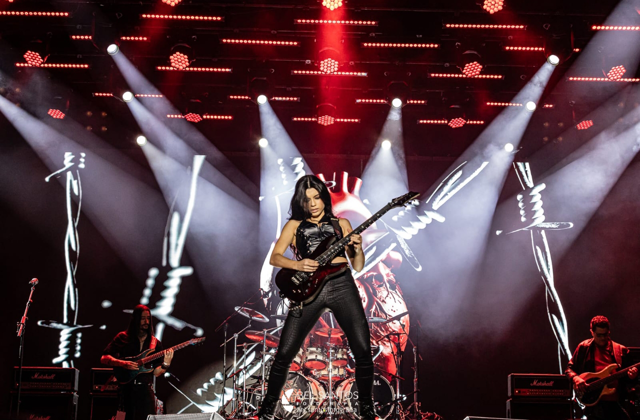 Larissa relembra com emoção a primeira vez que tocou em uma Gibson: uma guitarra emprestada que marcou sua vida. “Foi paixão à primeira nota”, conta. Esse encontro inicial com o instrumento lendário plantou a semente de um sonho que, anos depois, se tornaria realidade com o contrato exclusivo.