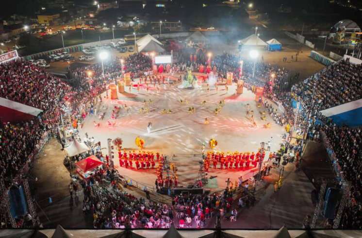 A cidade celebra festas como o Arraial de São João e o Festival do Peixe. Nessas ocasiões, há danças típicas, quadrilhas, comidas regionais e apresentações culturais. O folclore amazônico, com figuras como a Cobra Grande e o Boto, é representado em encenações. As festas são momentos de união comunitária e valorização da identidade local. Visitá-las é vivenciar o espírito guajaramirense.
