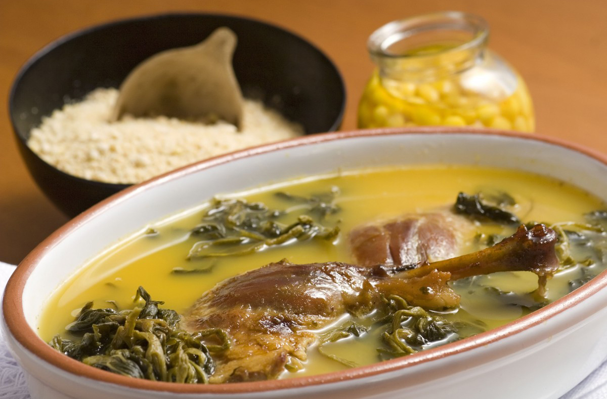 Além dos peixes e frutas, a culinária local inclui pratos como pato no tucupi, maniçoba e bolinhos de piracuí. Restaurantes simples oferecem refeições fartas e saborosas. A influência boliviana aparece em pratos como salteñas e empanadas. Comer em Guajará-Mirim é uma experiência sensorial completa, visto que os sabores são intensos e autênticos.