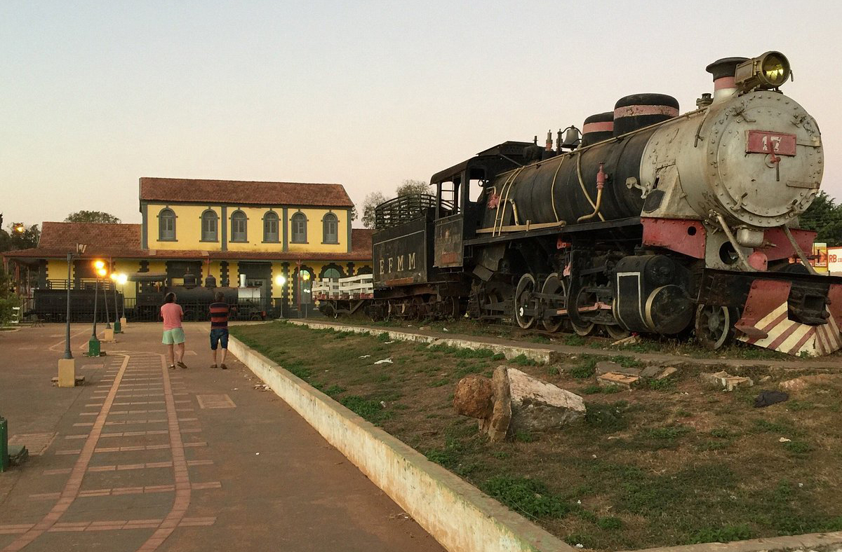 Símbolo de resistência e engenharia na selva, a Estrada de Ferro Madeira-Mamoré foi construída entre 1907 e 1912 para escoar borracha da Amazônia. Com 366 quilômetros de trilhos entre Porto Velho e Guajará-Mirim, enfrentou doenças tropicais e mortes em massa. Hoje, seus restos são patrimônio histórico tombado pelo IPHAN. Em Guajará, é possível ver locomotivas antigas e trilhos engolidos pela mata. 