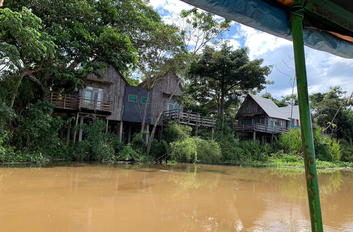 Muitas construções em Guajará-Mirim são feitas sobre palafitas, especialmente às margens dos rios. Essa arquitetura típica da Amazônia protege contra enchentes e revela a adaptação ao ambiente. Casas coloridas, varandas amplas e madeira de lei compõem o cenário urbano. É uma estética simples, mas cheia de charme e funcionalidade. Caminhar por esses bairros é mergulhar na vida amazônica.