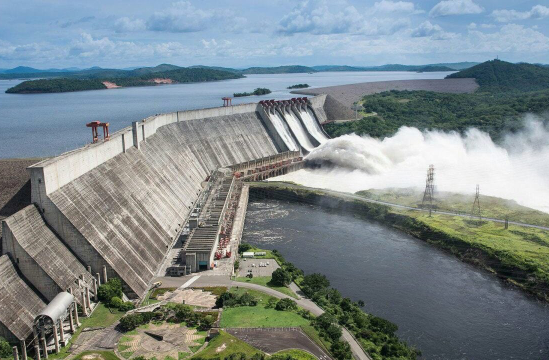 Guri (Venezuela), no Rio Caroni: Com capacidade de 10.200 megawatts, é essencial para o abastecimento energético do país, apesar dos desafios operacionais recentes. Construída entre 1963 e 1986, é uma das maiores da América Latina.
