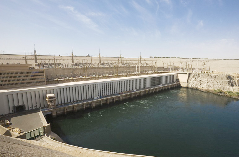Assuã (Egito), no Rio Nilo: Símbolo da modernização do país, a represa controla enchentes e fornece irrigação e energia para milhões. Sua construção permitiu o desenvolvimento agrícola e energético egípcio. Com apoio da UNESCO, diversos sítios arqueológicos foram preservados durante a obra.